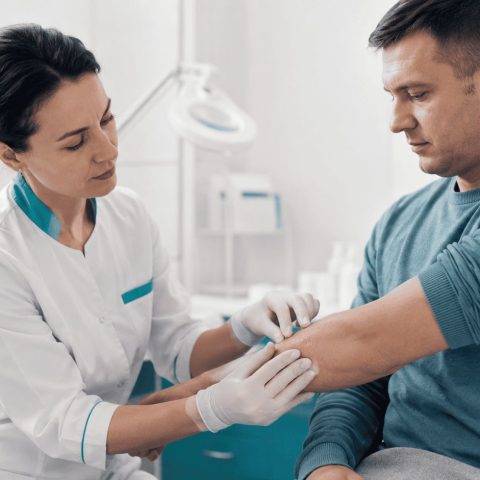 Псориаз: причины, симптомы, диагностика и лечение